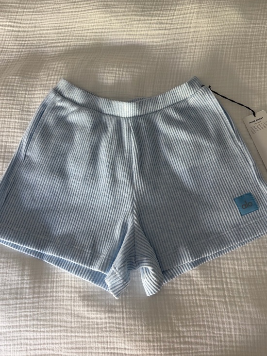 ALO Yoga Pants - ALO Yoga Muse Short — Blue Skies